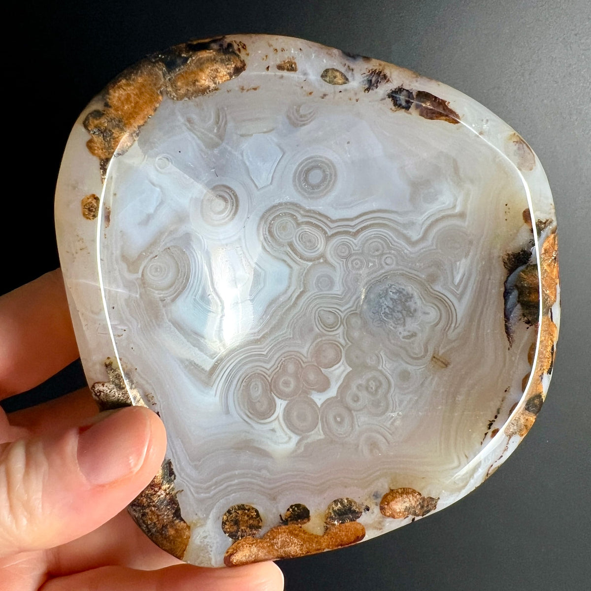Achat Schale Madagaskar | Draufsicht in Hand Variante C | Elegante Bänderung | Happy Minerals