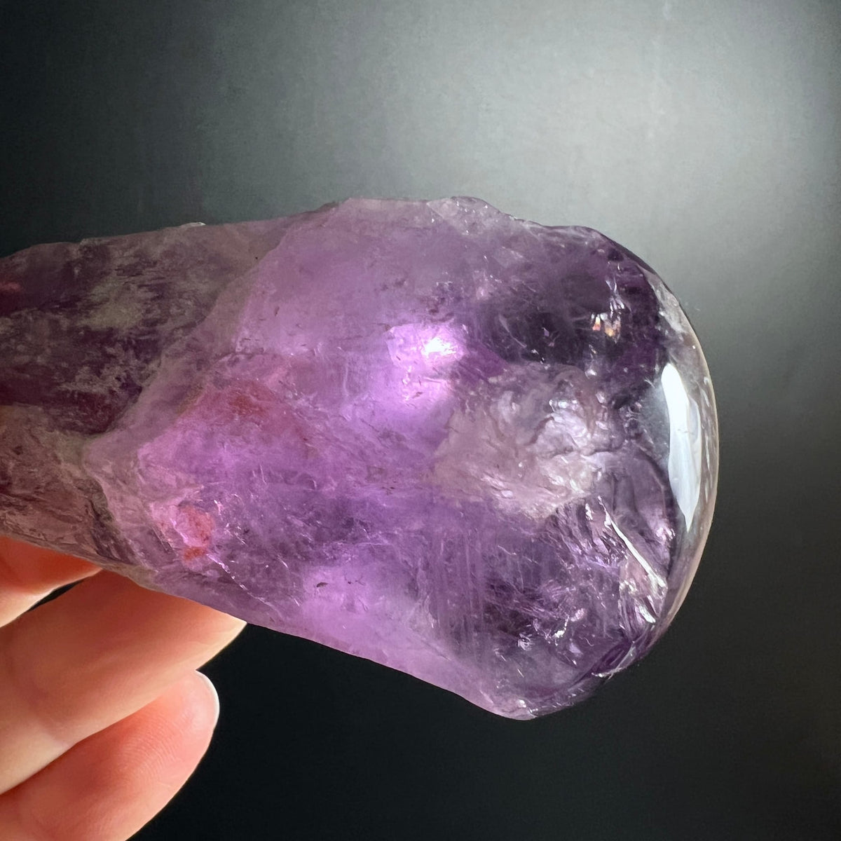 Amethyst Massagestab Nahaufnahme | abgerundetes Ende | tiefe Violetttöne | Kristall Detail | Happy Minerals