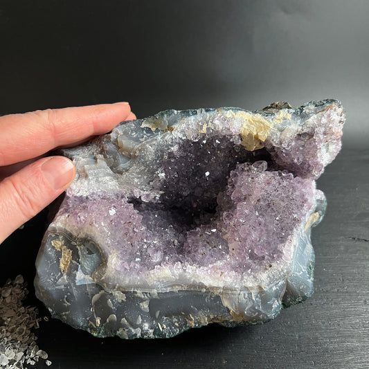 Amethyst Druse mit violetten Kristallspitzen in graublauer Achat-Huelle und goldenen Calcit-Einschluessen | Happy Minerals