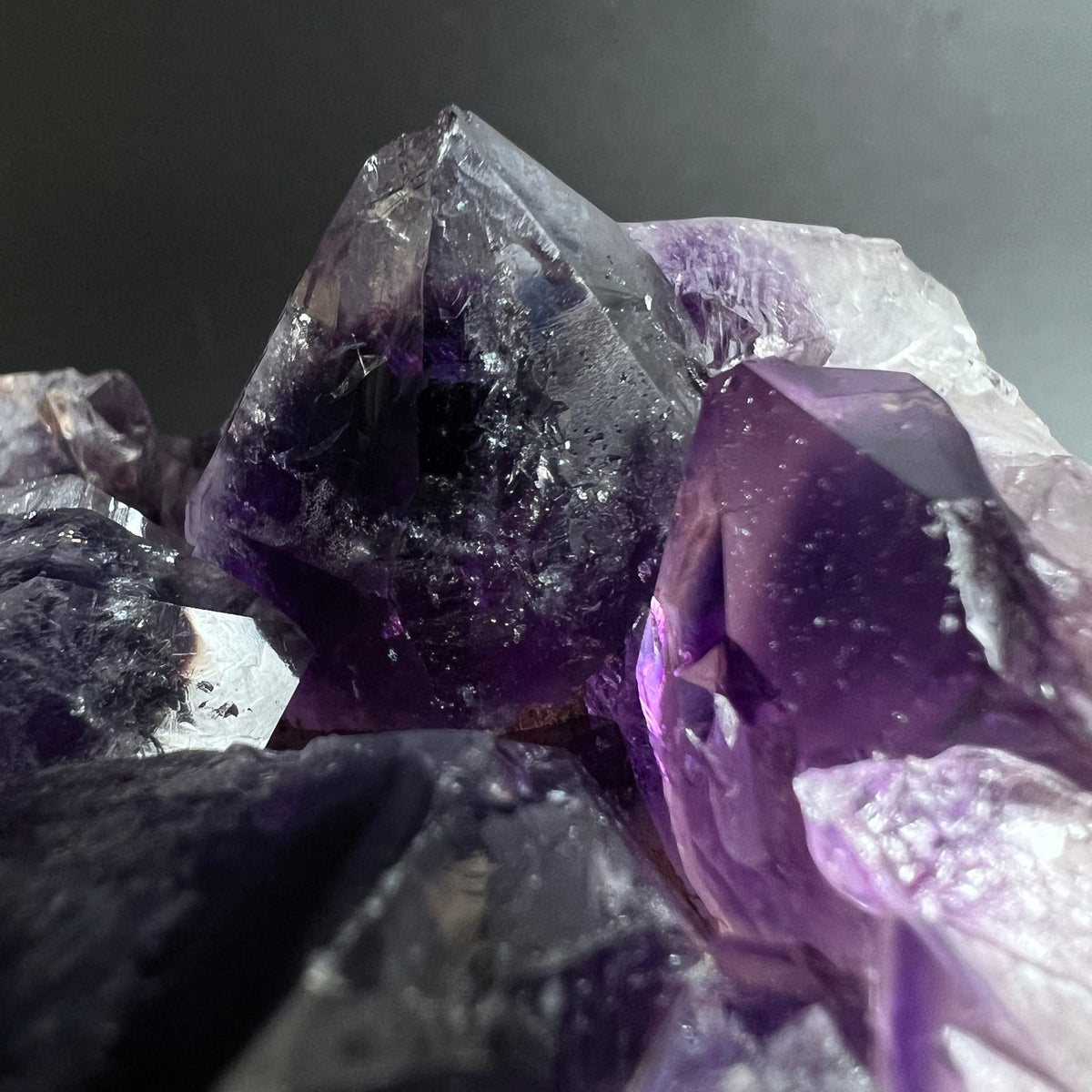Amethyst Einzelkristall Detail | tiefdunkle Spitze mit Lilaschimmer | Happy Minerals
