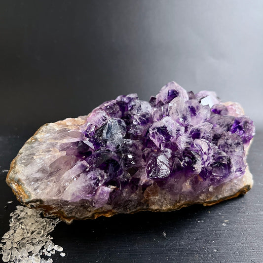 Amethyst Rohstein Geode | funkelnde violette Kristallspitzen | Brasilien Unikat | Happy Minerals