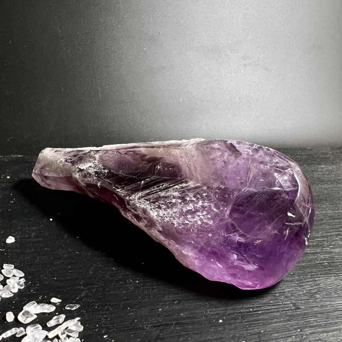 Amethyst Griffel | geschwungene Form | tiefviolette Streifen | Akupressurstab Naturstein | Happy Minerals