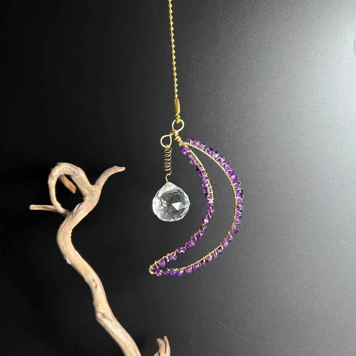 Schimmernde Amethyst Kette | Facettierte Steine | Messing gefasst | Holz Dekoration | Happy Minerals