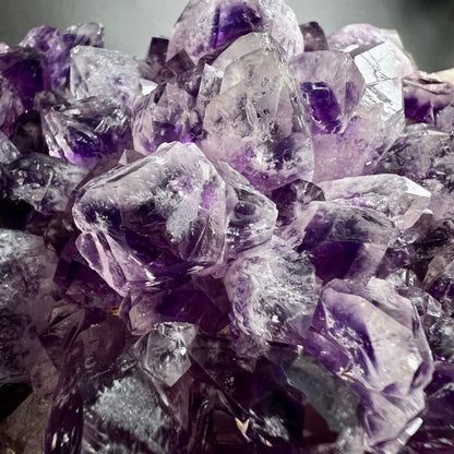 Amethyst Kristallspitzen Nahaufnahme | tiefviolette Facetten glänzend | Brasilien | Happy Minerals