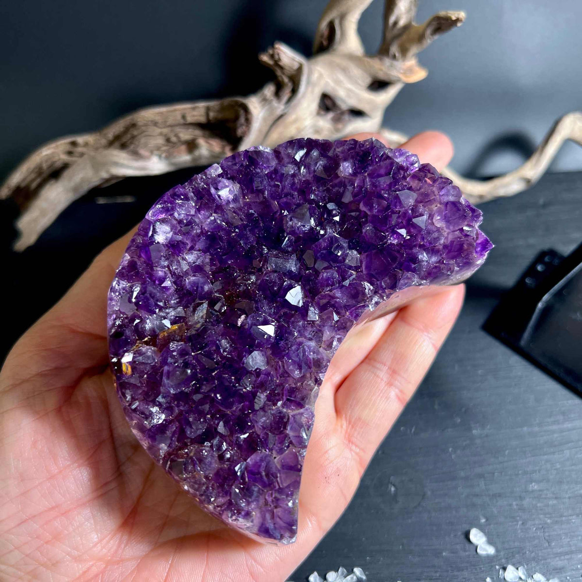 Amethyst Mond in der Hand | Happy Minerals