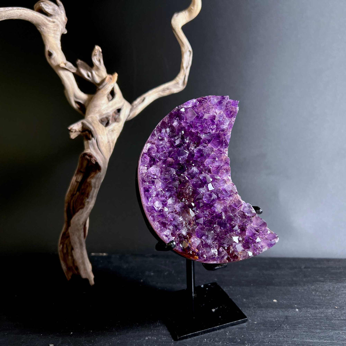 Amethyst Mond mit klaren Kristallspitzen und Achatkante im Detail | Happy Minerals
