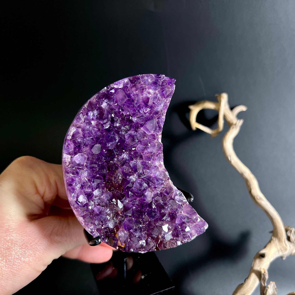  Detailaufnahme des leuchtenden Amethyst-Mondes mit Achatstruktur | Happy Minerals