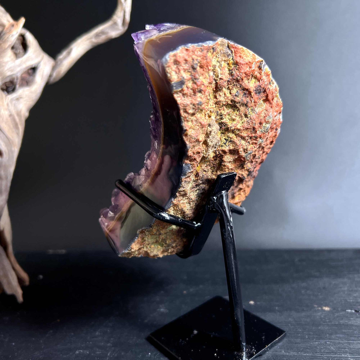 Detailaufnahme des leuchtenden Amethyst-Mondes mit Achatstruktur auf der Rueckseite | Happy Minerals