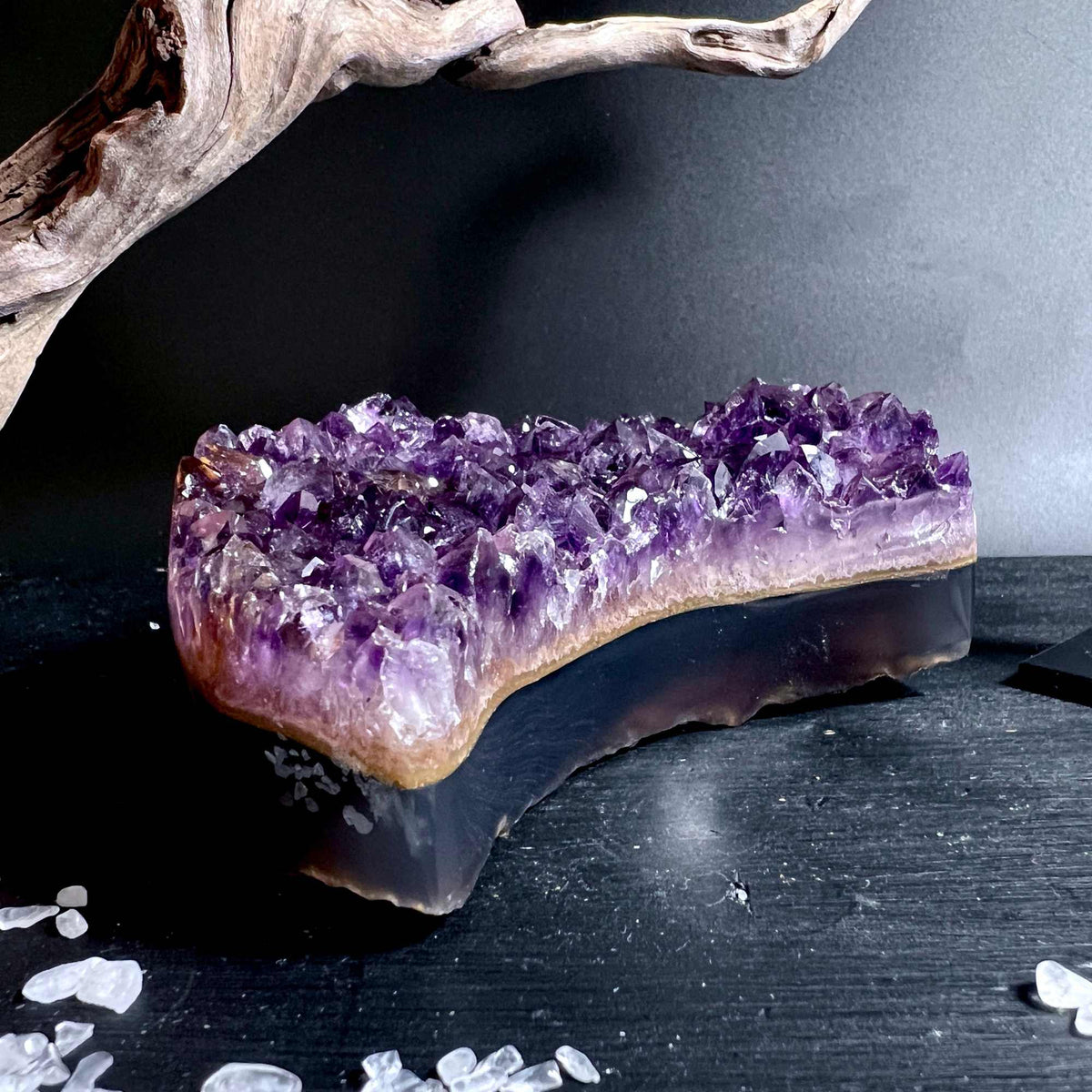 Detailaufnahme des leuchtenden Amethyst-Mondes mit Achatstruktur von der Seite | Happy Minerals