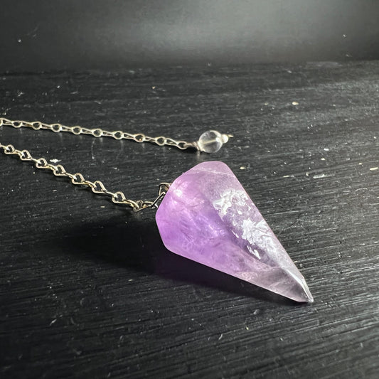 Amethyst-Spitze | Lila Schimmer | Nahaufnahme | Pendelkette | Happy Minerals