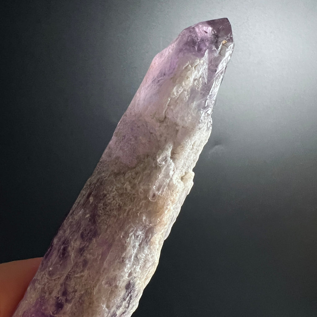 Amethyst raue Spitze | milchig-violetter Übergang | naturbelassener Kristall Griffel | Happy Minerals