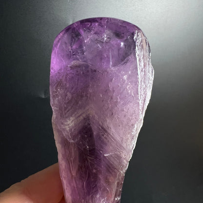 Amethyst Rundende in Hand | leuchtendes Violett | Kristall Massagestab Detail | Happy Minerals
