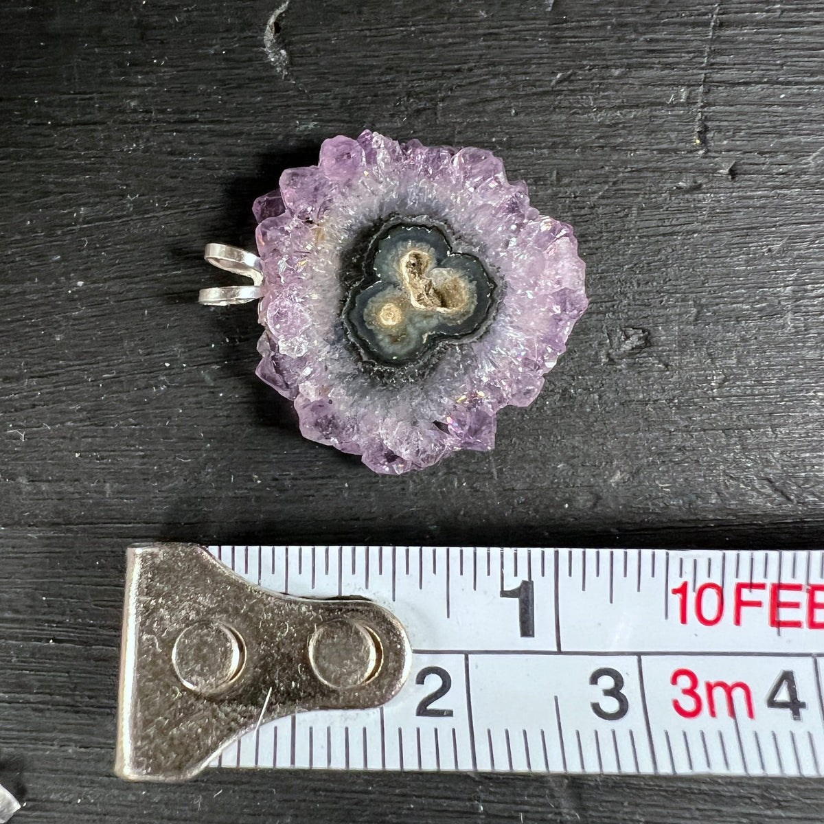 Amethyst | Sonne | Stalaktit | mit | Maßband | Größenvergleich | violette | Kristalle | Happy Minerals