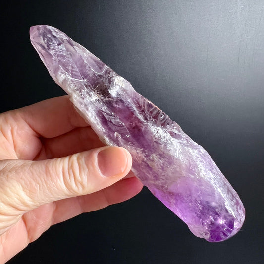 Amethyst Wellness-Stab in Hand gehalten | violette Kristallspitze | Naturstein Handschmeichler | Happy Minerals