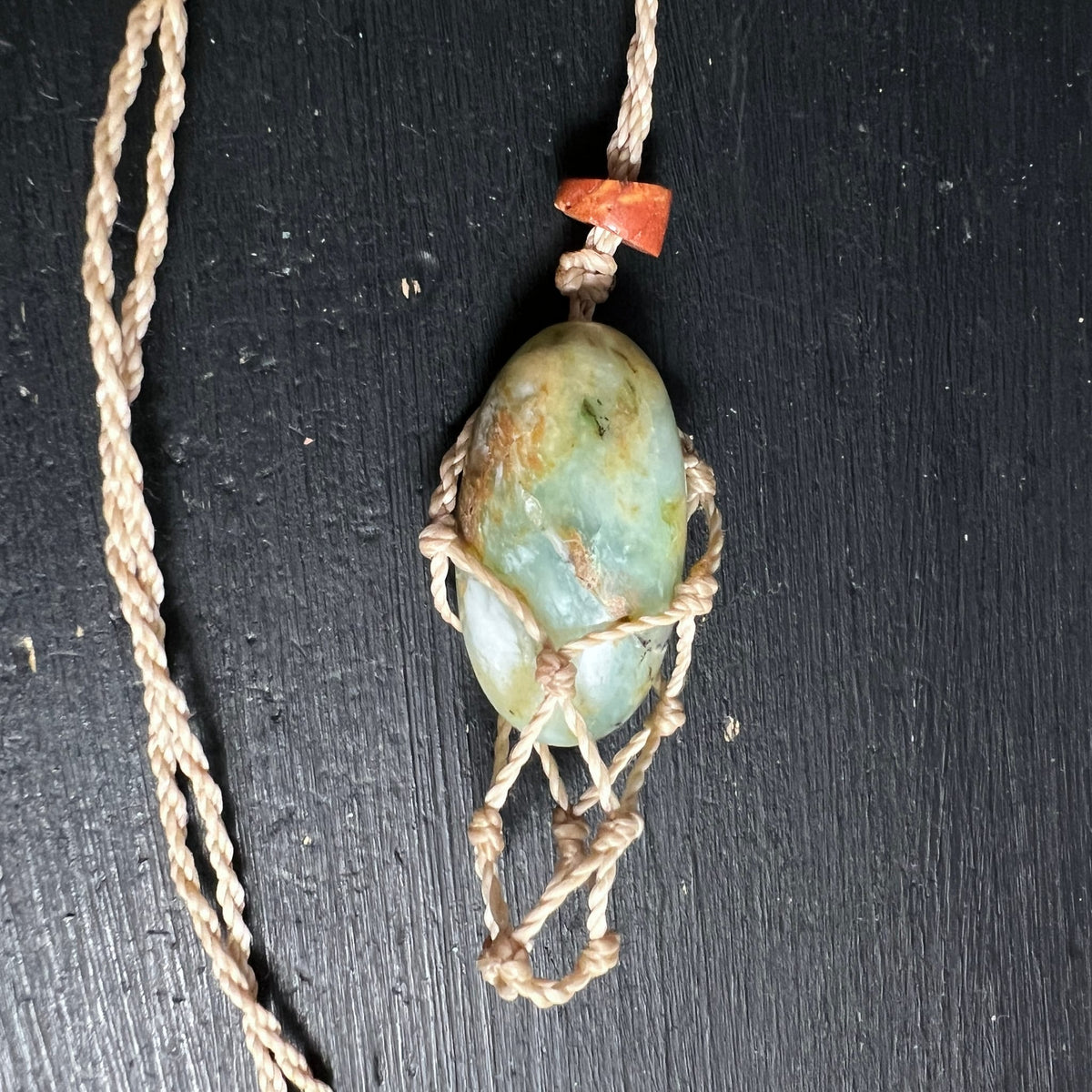 Andenopal Detail | Makramee-Muster | rote Achat-Perle | Happy Minerals | grün-goldene Einschlüsse