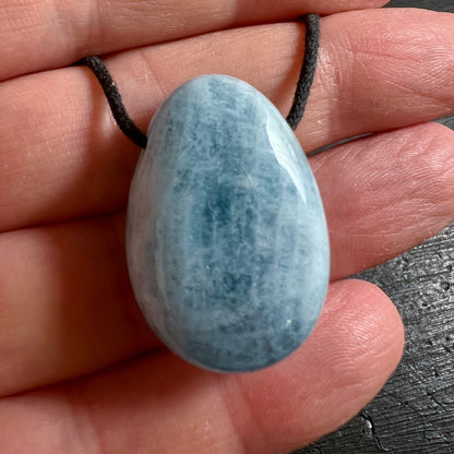Aquamarin in der Hand gehalten | natürliche Größe | blauer Beryll | Mosambik | Happy Minerals