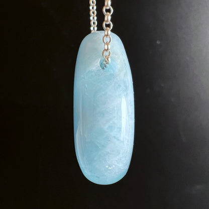 Aquamarin Seitenansicht | schimmernde Tropfenform | blauer Beryll Mosambik | Happy Minerals