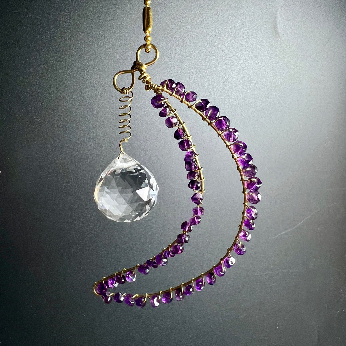 Leuchtender Bergkristall | Amethyst Halbmond | Goldener Messing Draht | Anhänger | Happy Minerals