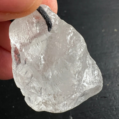 Roher Bergkristall Anhaenger transluzent mit rauer Oberflaeche, feinen Rissen und schwarzer Bohrschnur | Happy Minerals