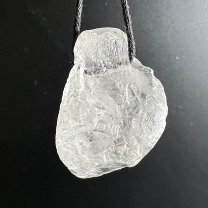 Bergkristall Anhaenger roh, transparent-milchig mit facettierten Bruchflaechen und Glanzlichtern | Happy Minerals