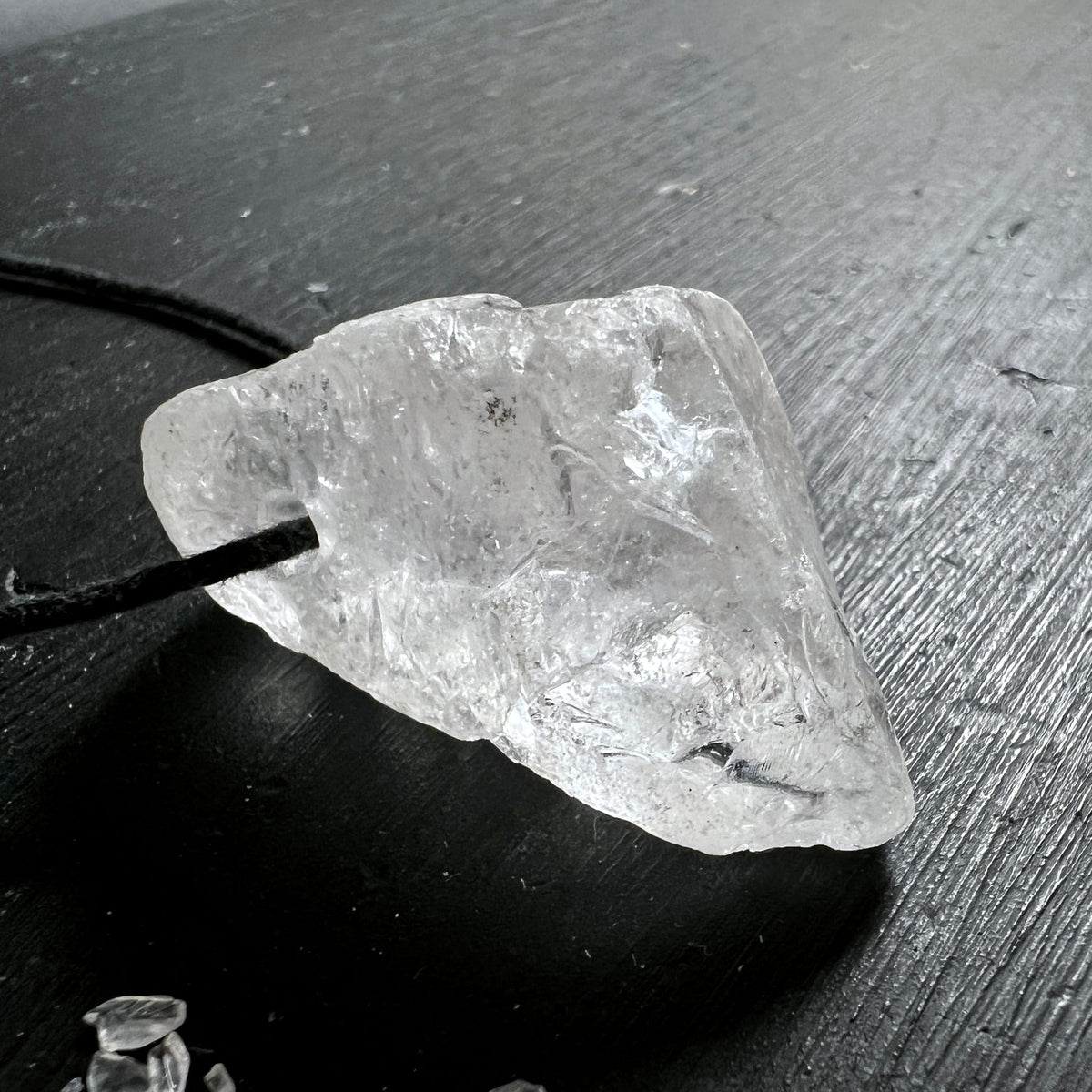 Bergkristall Anhänger roh, transparent mit facettierten Bruchkanten und Glanzlichtern, seitlich gebohrt | Happy Minerals