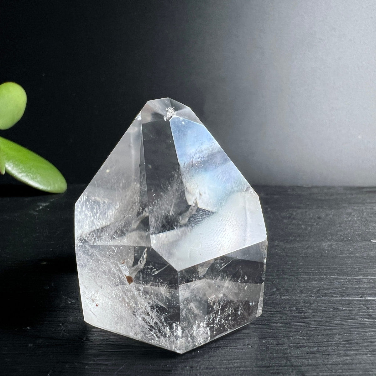Bergkristall Spitze | bläuliche Schimmer | polierte Facetten | Lichtbrechung | Brasilien | Happy Minerals