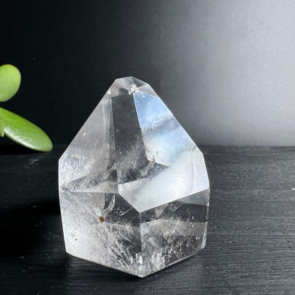 Bergkristall Spitze | bläuliche Schimmer | polierte Facetten | Lichtbrechung | Brasilien | Happy Minerals