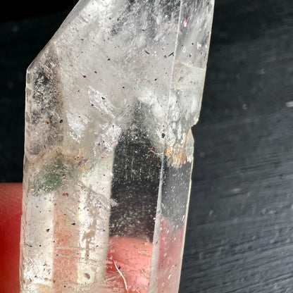Bergkristall | zarte Chlorit-Einlagerung | rosa Lichtreflexe | Madagaskar | Tantric Twin | Happy Minerals
