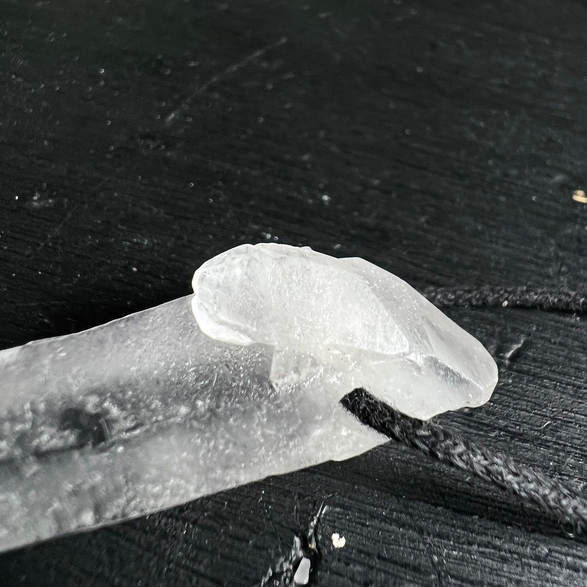 Bergkristall Doppelender | Detailansicht | Bohrung | natürliche Oberfläche | Kristallstruktur | Happy Minerals