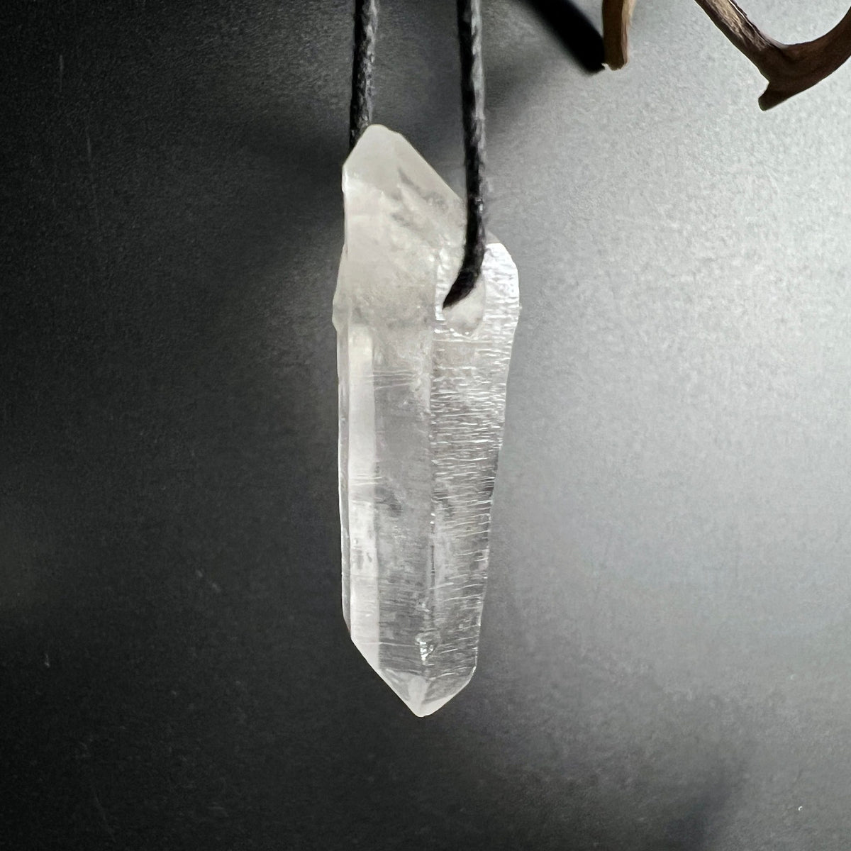 Bergkristall Doppelender | hängend | Profil | natürliche Kanten | Bohrung sichtbar | Happy Minerals