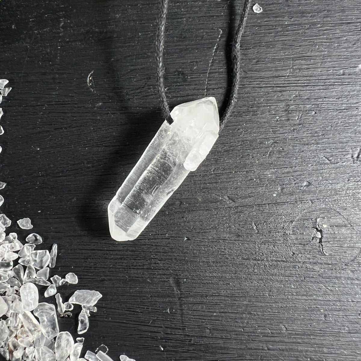Bergkristall Doppelender | klarer Rohstein | schwarze Kordel | Holzoberfläche | Happy Minerals