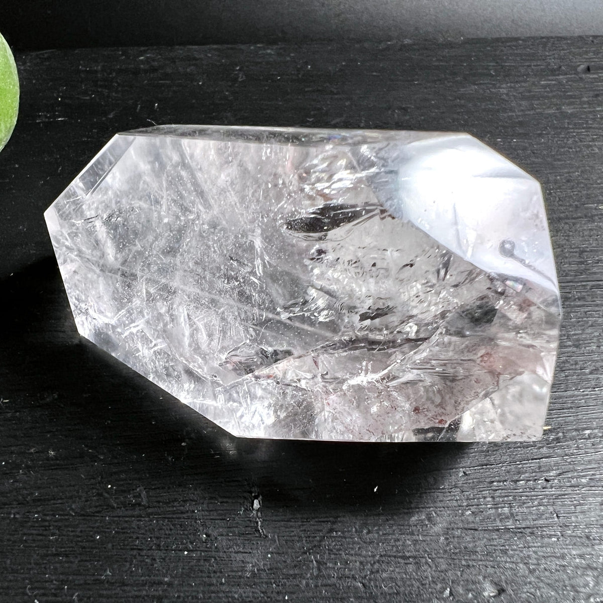 Bergkristall Freeform | Draufsicht flach | kristallklare Facetten | Einschlüsse sichtbar | Happy Minerals