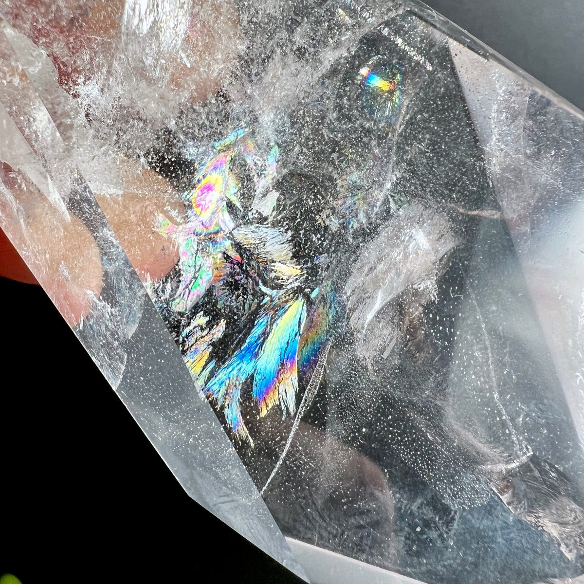 Bergkristall geometrisch detail | spektralfarben prisma | bunte iris effekte brasilien | Happy Minerals