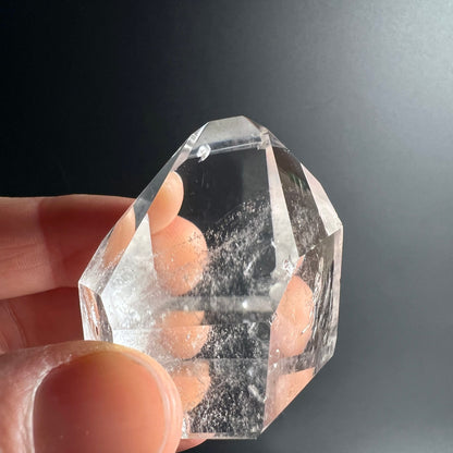 Bergkristall in Hand | Größenvergleich | transparente Klarheit | polierte Spitze | Happy Minerals