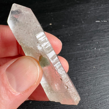 Bergkristall | in Hand gehalten | facettierte Kristallflächen | Madagaskar | Unikat | Happy Minerals