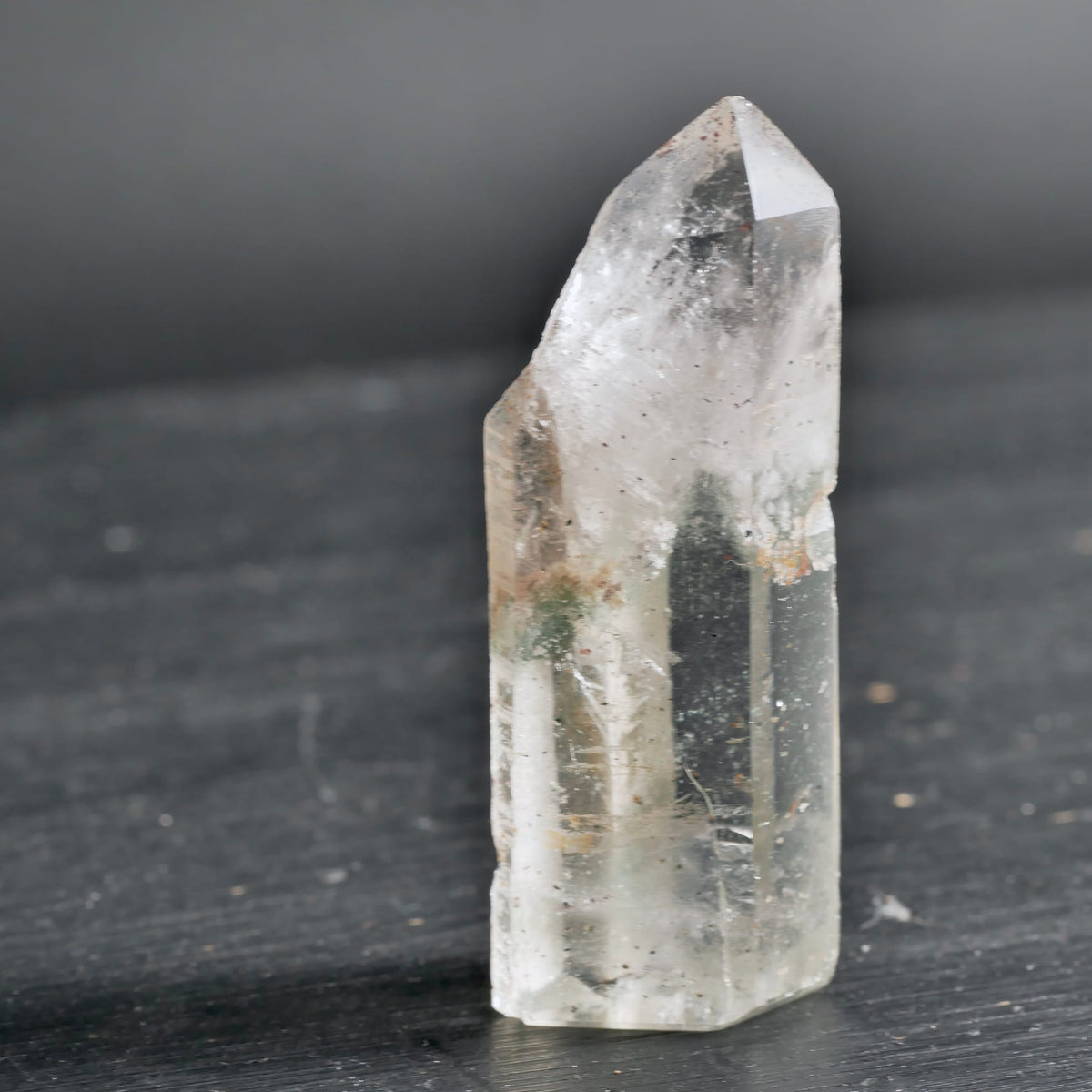 Bergkristall | klare Spitze | Chlorit-Phantom im Inneren | Madagaskar | Unikat | Happy Minerals