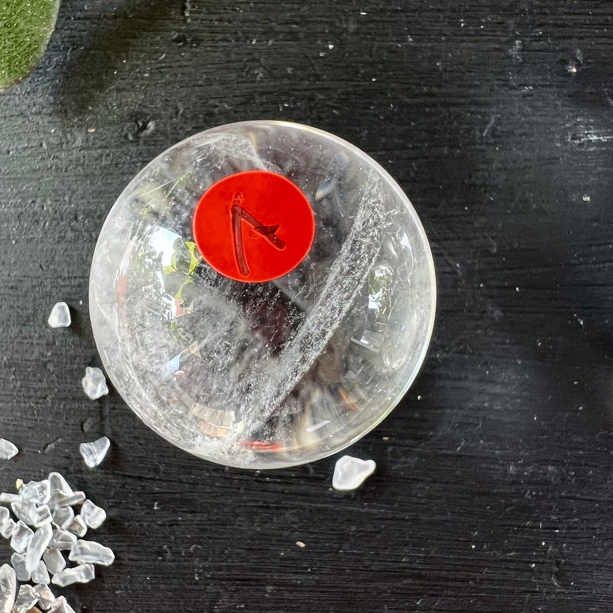 Bergkristall Kugel A | Brasilien | Klare Transparenz | Dunkler Holzhintergrund | Happy Minerals