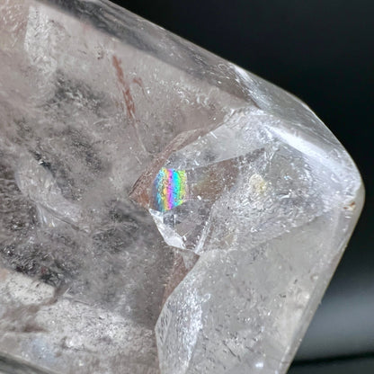 Bergkristall | Regenbogen-Einschluss | Makroaufnahme | funkelnd | Happy Minerals