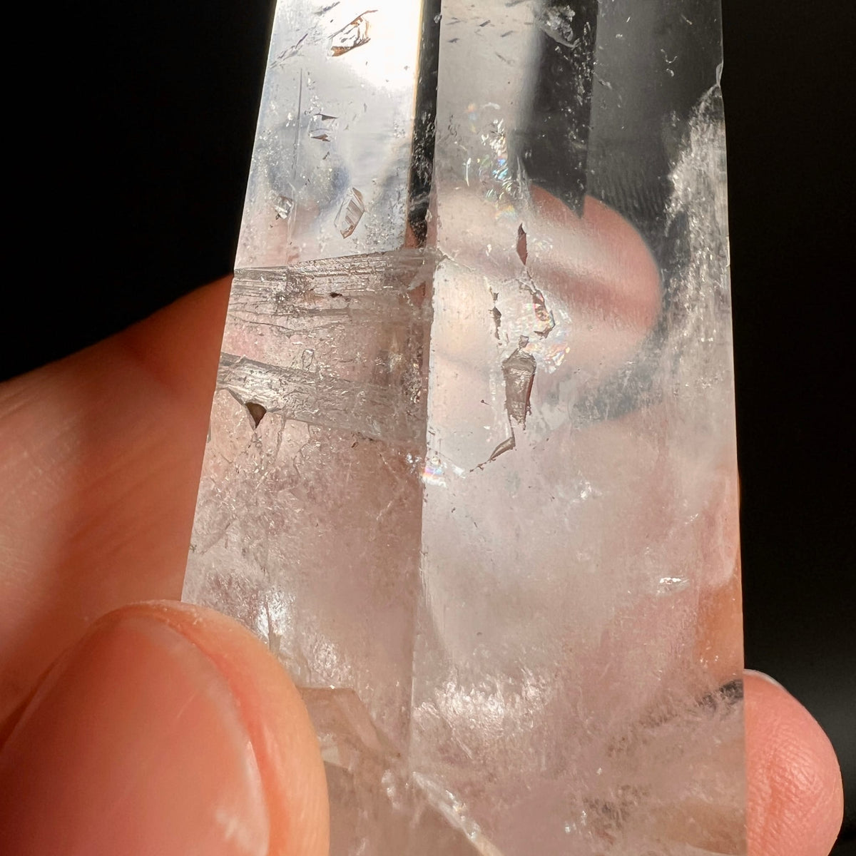 Bergkristall | in Hand gehalten | innere Strukturen | zarte Risse | Happy Minerals