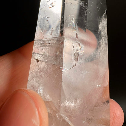 Bergkristall | in Hand gehalten | innere Strukturen | zarte Risse | Happy Minerals