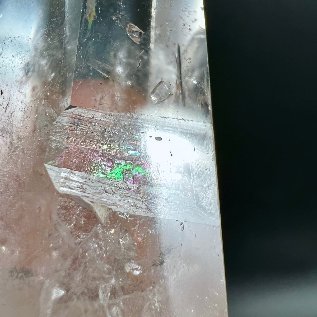 Bergkristall | Detailaufnahme | schillernde Regenbogenfarben | Rissstruktur | Happy Minerals