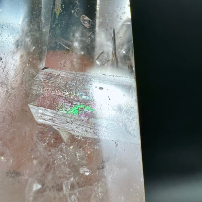 Bergkristall | Detailaufnahme | schillernde Regenbogenfarben | Rissstruktur | Happy Minerals