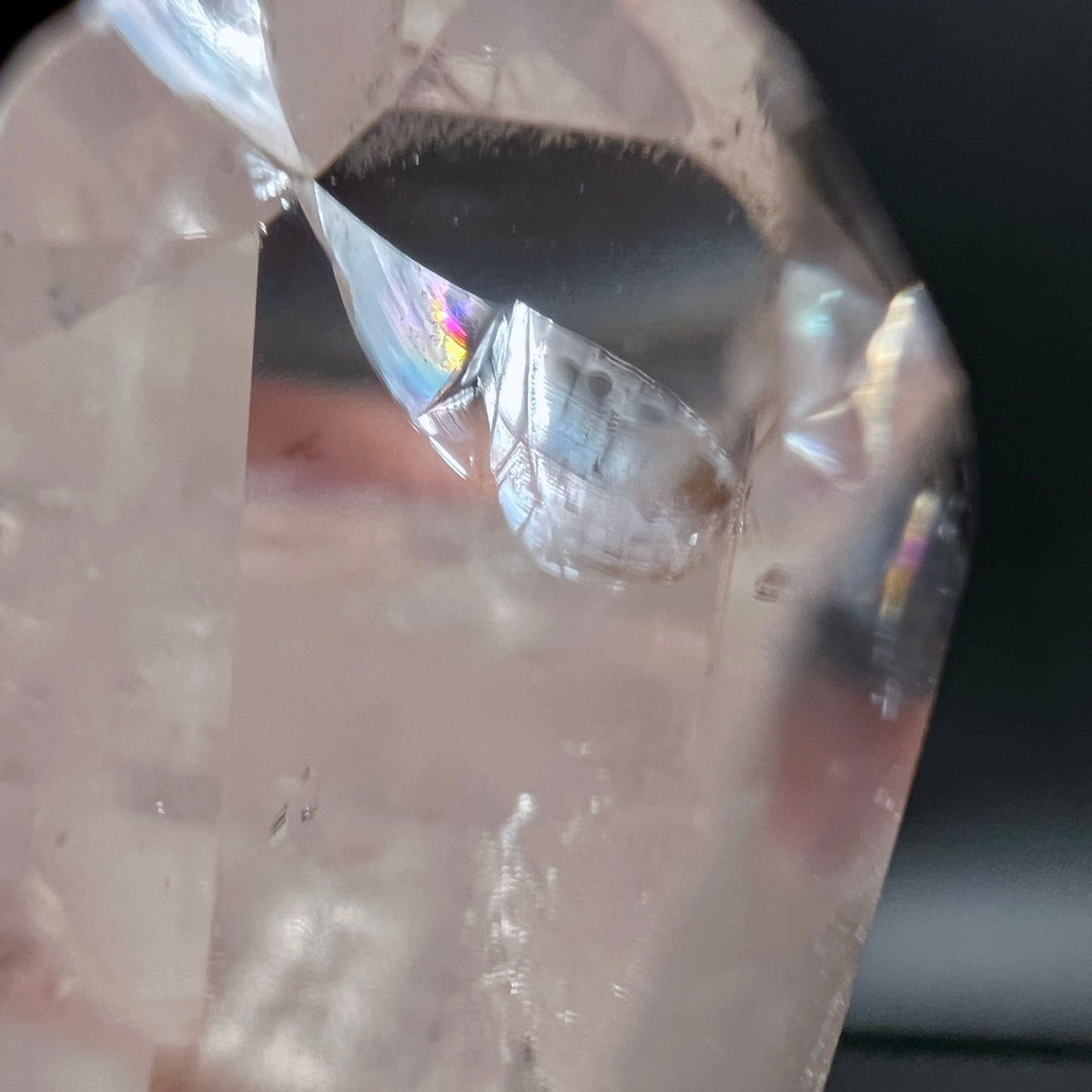 Bergkristall | Regenbogen im Kristallinneren | Makro | glasklar | Happy Minerals