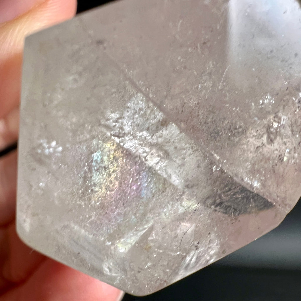 Bergkristall | Spitze in Fingern | Regenbogenschimmer | Naturkristall | Happy Minerals