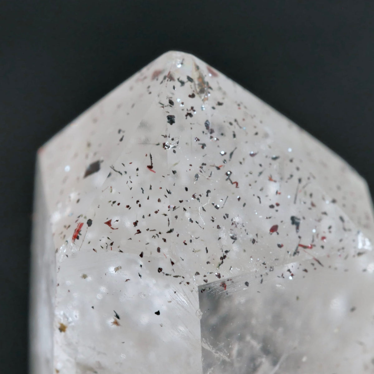 Bergkristall | Makroaufnahme | rote und schwarze Lepidochrosit-Flecken | Madagaskar | Happy Minerals
