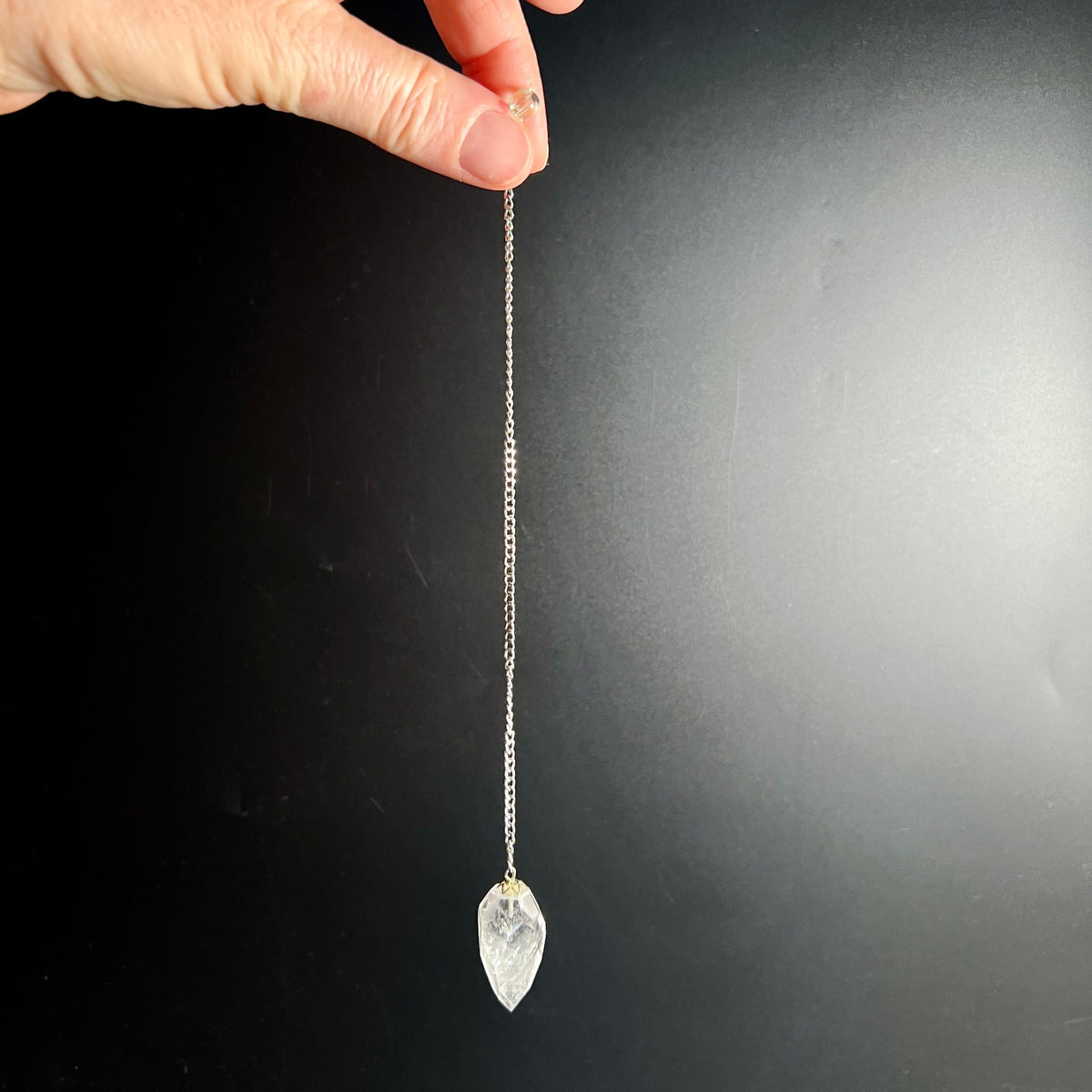 Facettiertes Bergkristall Pendel, klar transparent, an feiner Silberkette von Hand gehalten | Happy Minerals