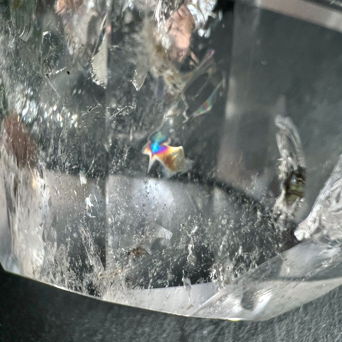 Bergkristall Nahaufnahme | Einschlüsse | Regenbogenlicht | irisierend | Innenleben | Happy Minerals