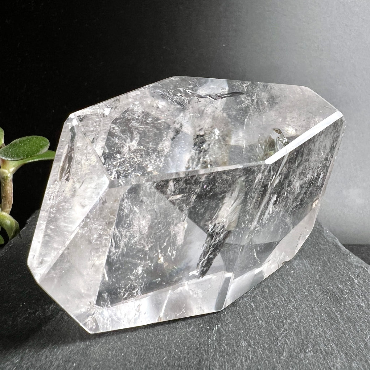 Bergkristall Polygon | Seitenansicht | dunkle Einschlüsse | funkelnde Kanten | Brasilien | Happy Minerals