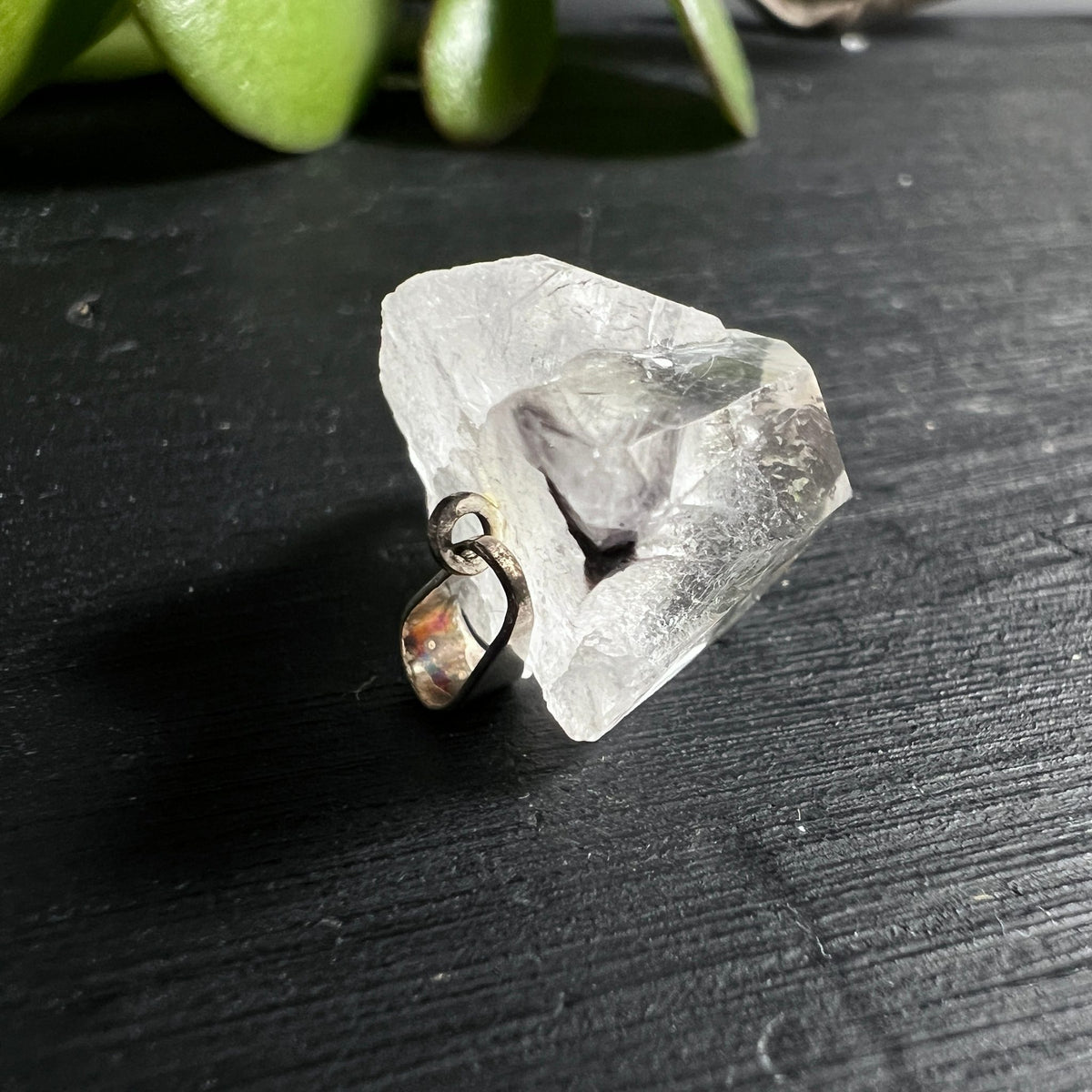 Bergkristall Rohstein | Detailansicht | versilberte Öse | kristalline Strukturen | Happy Minerals | Brasilien