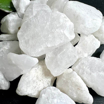 Bergkristall Rohsteine | detailaufnahme | transparent | kristallstruktur | brasilien | happy minerals